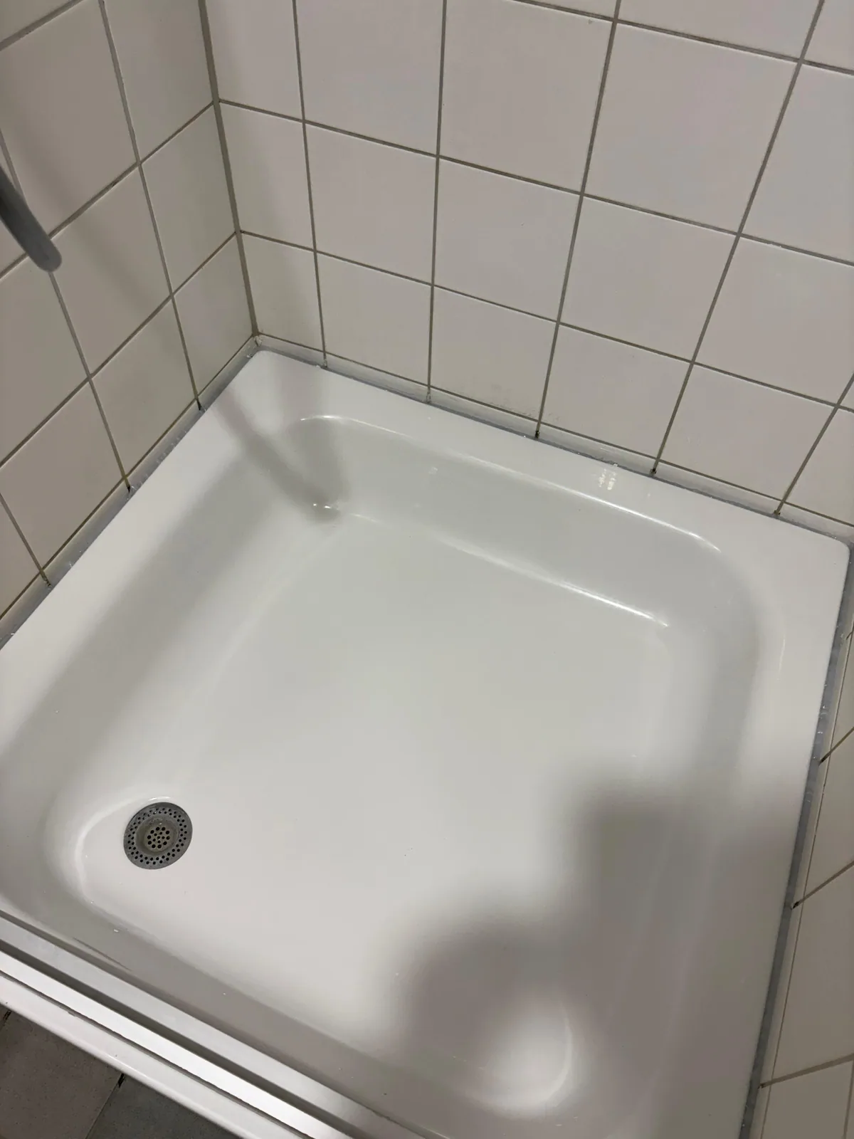 Dieselbe Duschtasse nach der Reinigung, vollständig sauber