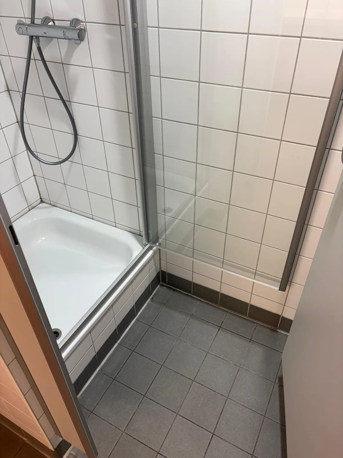 Duschkabine mit gereinigten Bodenfliesen
