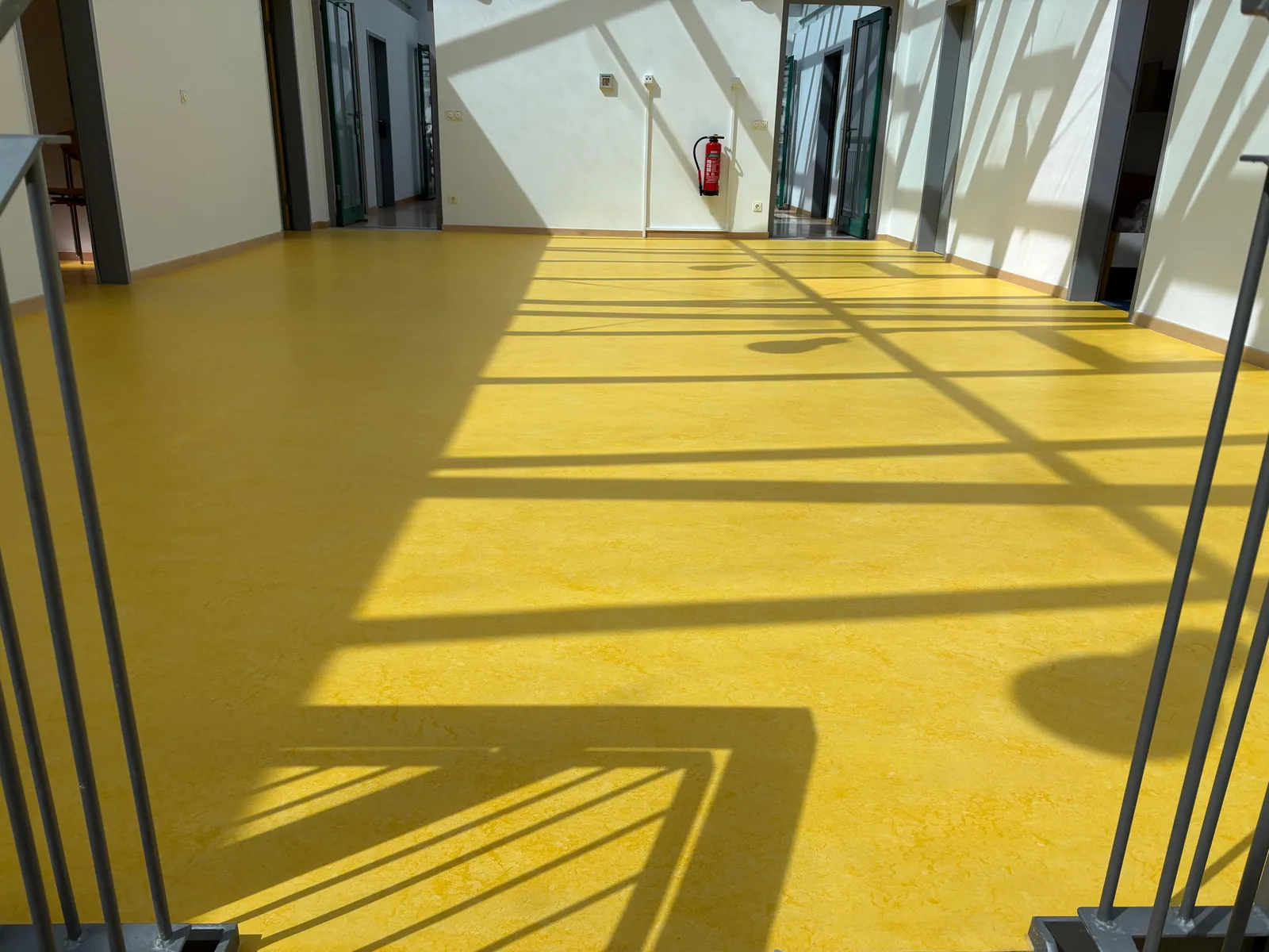 Sauberer, gleichmäßiger Bodenbelag nach der Reinigung