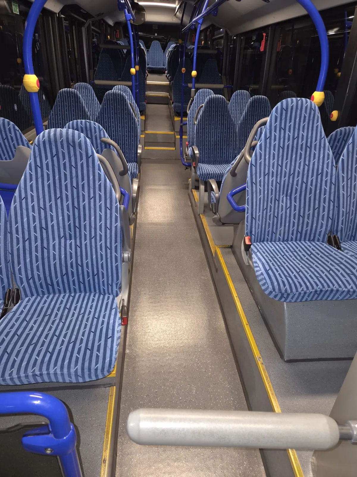 Frisch beschichteter Bodenbelag im Mittelgang eines Linienbusses, die Oberfläche glänzt