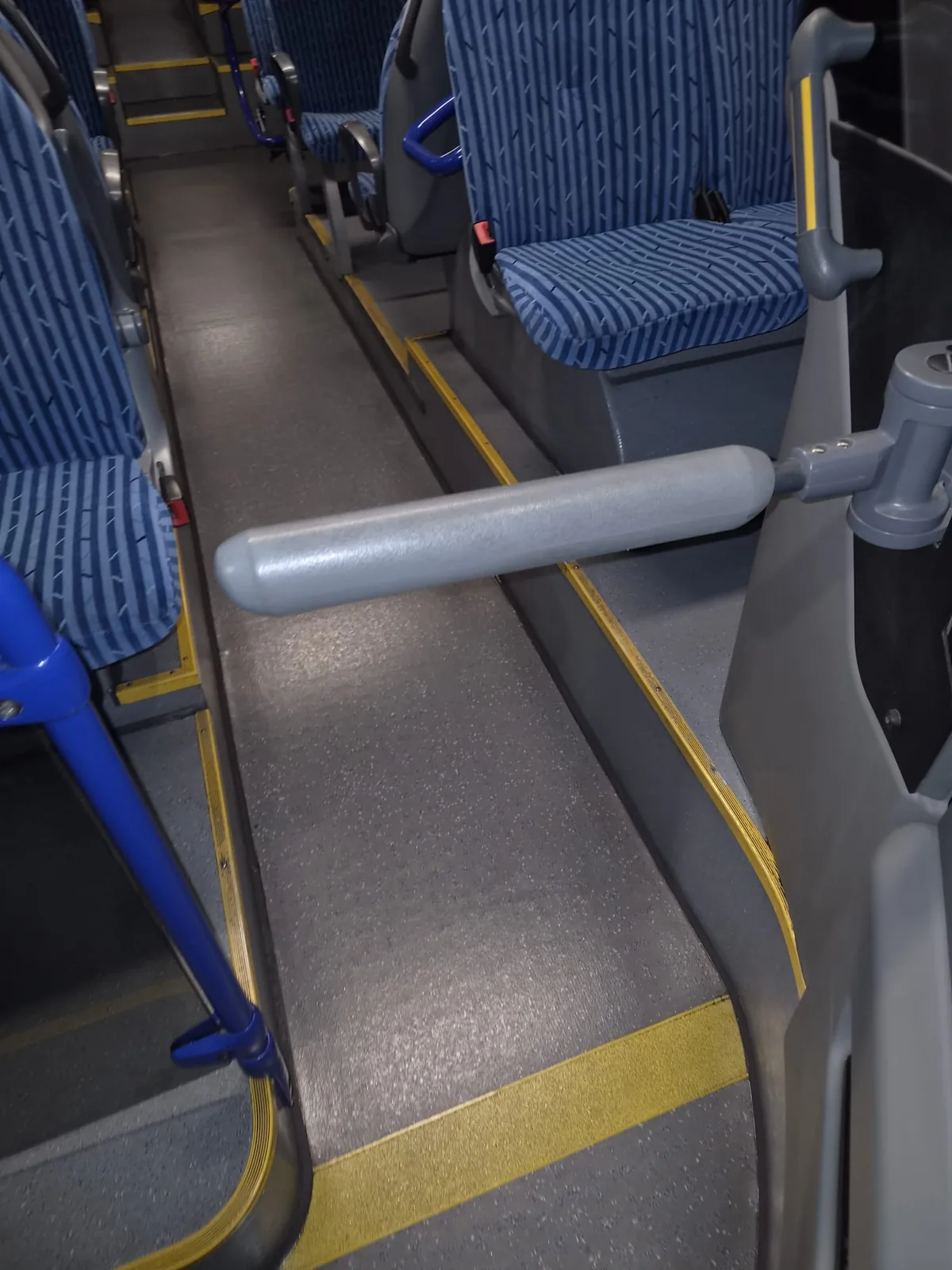 Gereinigte Haltestange, Bodenkante und Sitzbereich im Linienbus
