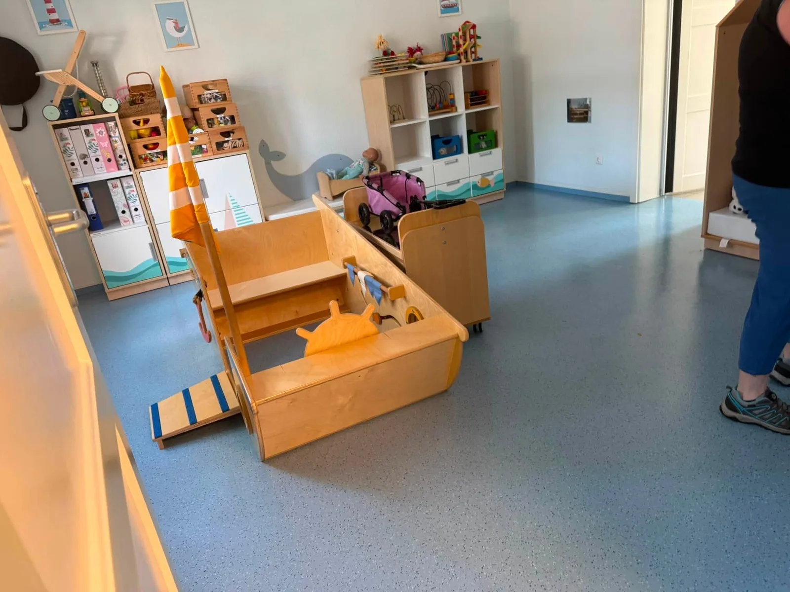 Gruppenraum einer Kindertagesstätte mit Spielmöbeln vor der Grundreinigung