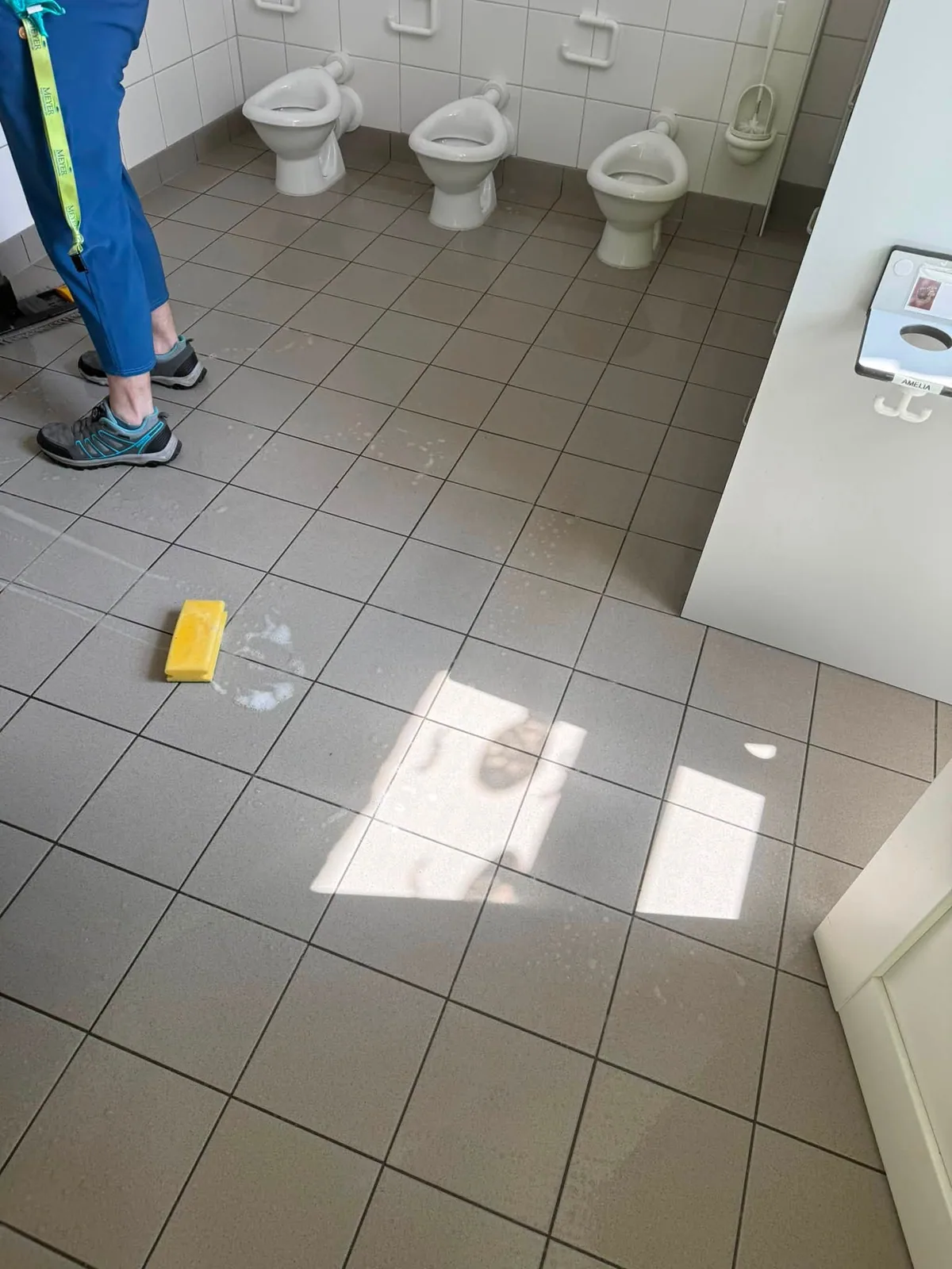 Sanitärraum einer Kindertagesstätte während der Reinigung