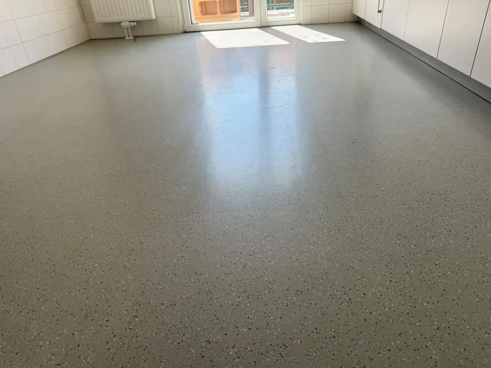 Leerer Raum mit frisch gereinigtem grauen Bodenbelag