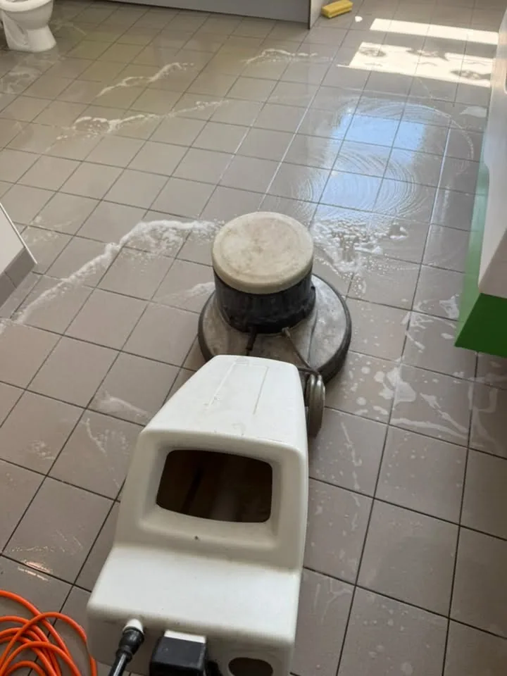 Einscheibenmaschine auf einem Fliesenboden im Sanitärbereich