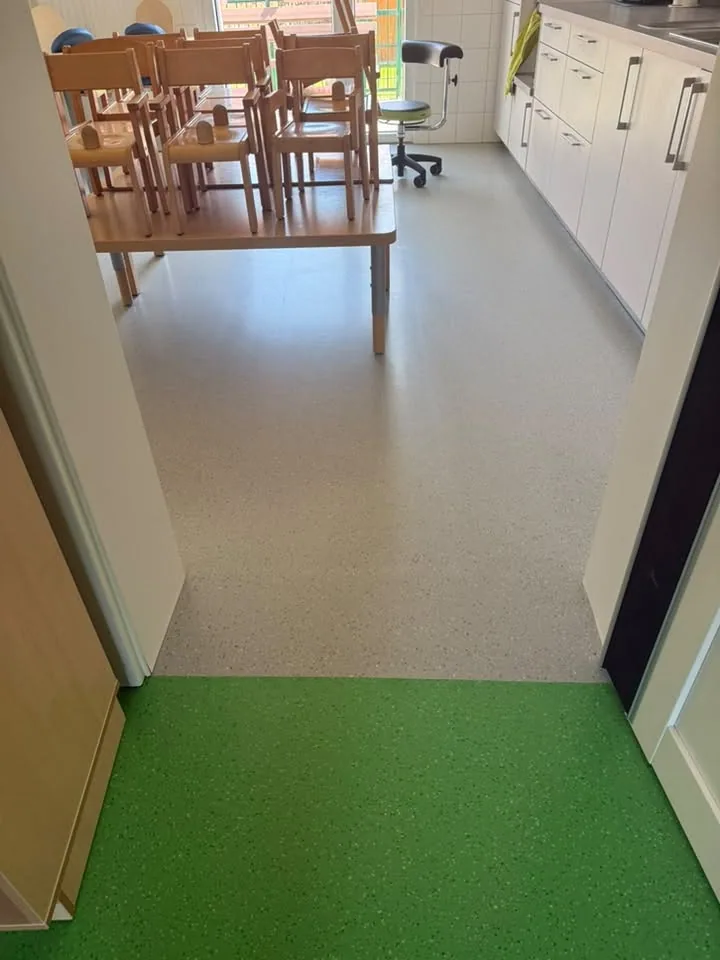 Aufgestellte Stühle über einem frisch gereinigten Bodenbelag