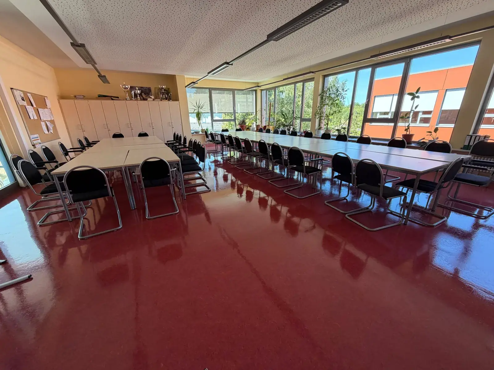 Großer Saal mit frisch gereinigtem, gleichmäßig glänzendem Boden